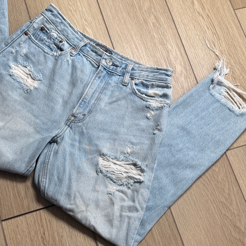 Abercrombie & Fitch A&F Mom Jean Distressed Light Wash Size 27/4R Trendy